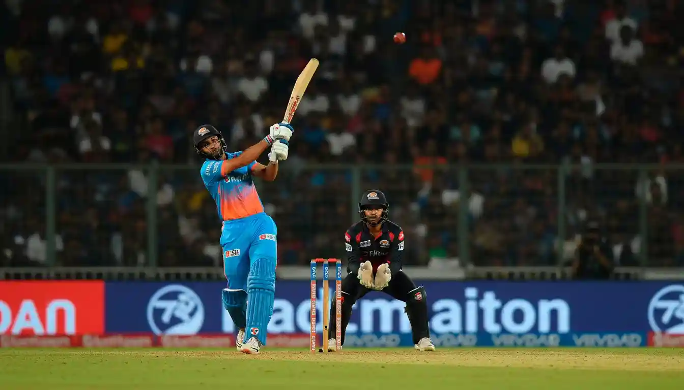 Slagman slaat een krachtige six tijdens een T20-cricketwedstrijd